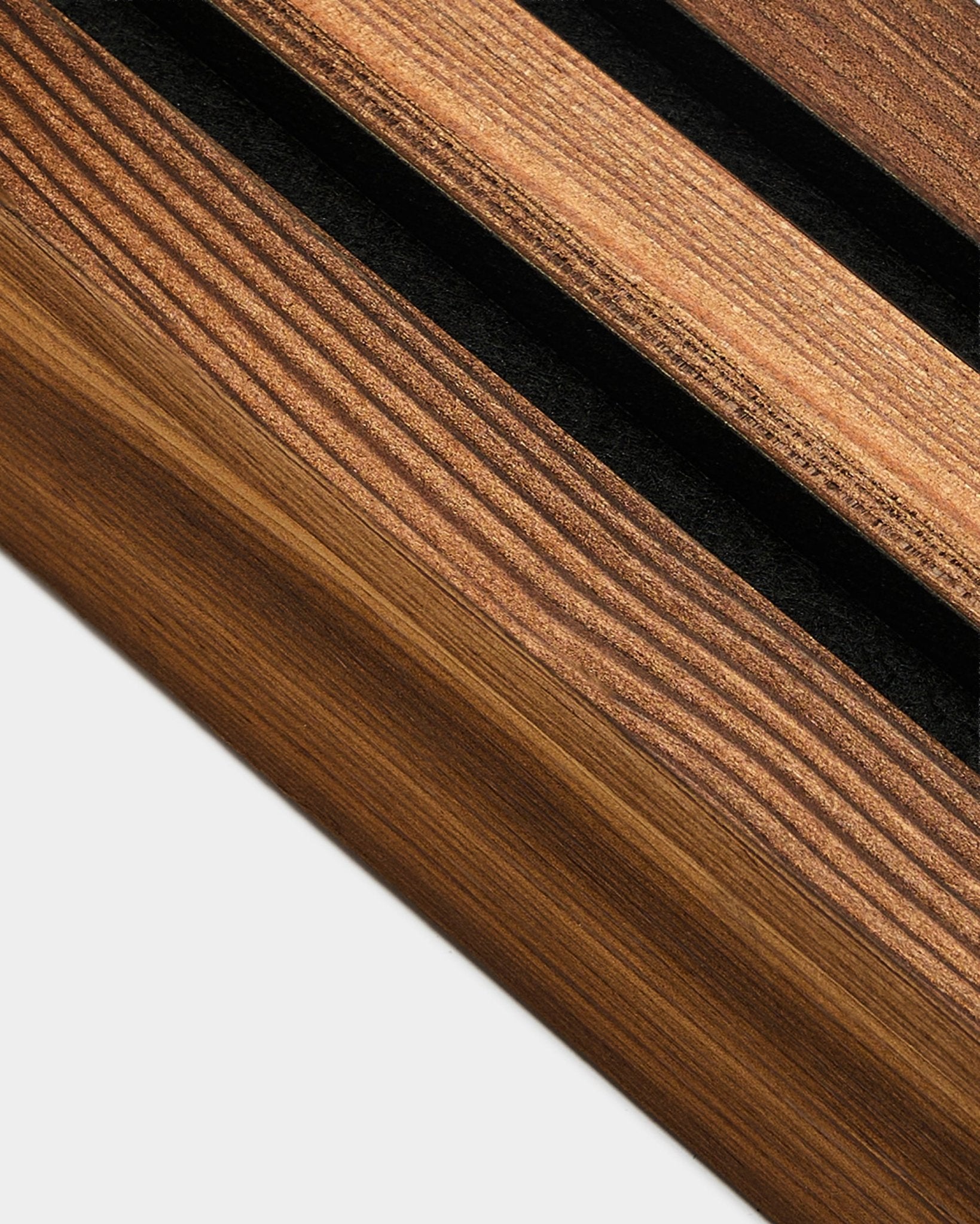 Szczegółowy widok końcowej lameli WoodUpp w wykończeniu Rustic Smoked Larch, 6,7 cm, zaprojektowanej do wykańczania krawędzi Akupanel Panel akustyczny na jasnych ścianach colored.